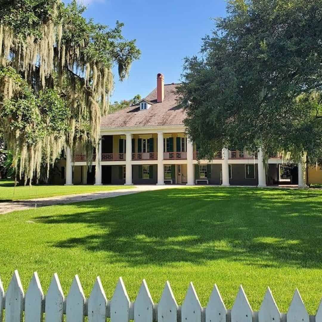 Destrehan Plantation & Swamp Boat Combo Tour with Transportation from