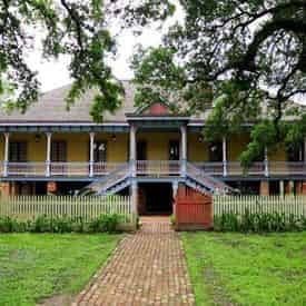 Small Group Tour of Oak Alley & Laura Plantation with Transportation from New Orleans