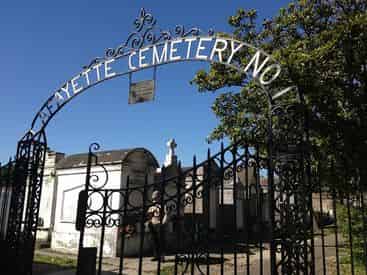 Gardens & Graveyards - Garden District & Cemetery Walking Tour