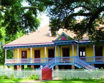 Laura & Oak Alley Plantation Tour with Transportation from New Orleans Hotels