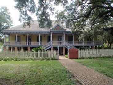 Laura Plantation Tour with Round-Trip Transportation from New Orleans