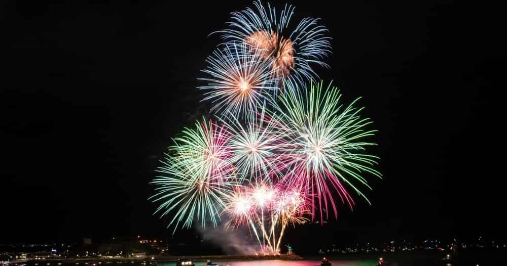 Stars-And-Sparks-Fireworks-Cruise