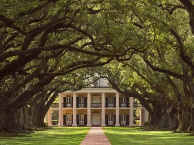 front view of oak alley plantation