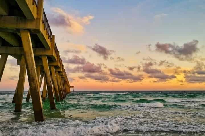 What is Navarre, Florida Close to?