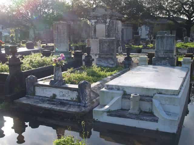 coping graves in a nola cemetery