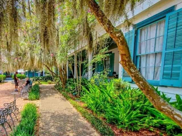 small group touring myrtles plantation near baton rouge