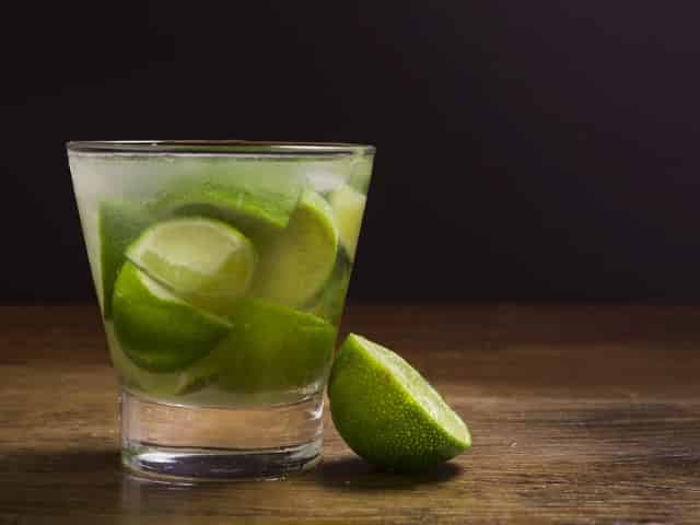 a traditional caipirinha