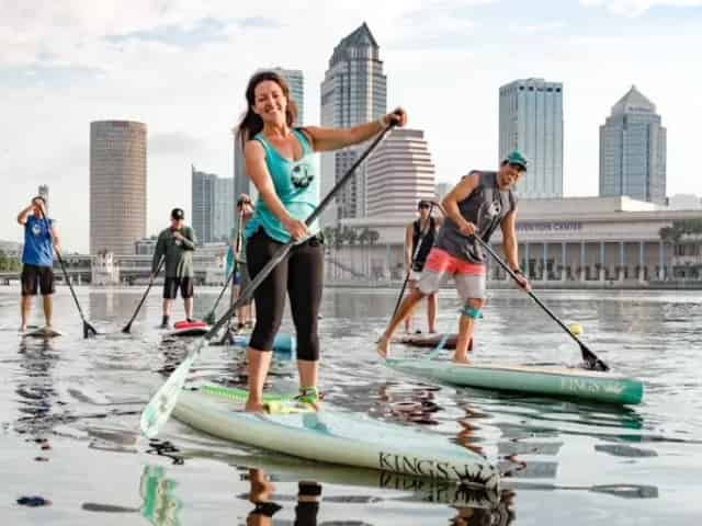 paddleboard in tour durante le vacanze di primavera in florida