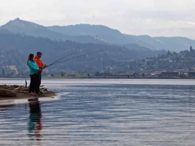 couple freshwater fishing in the fall