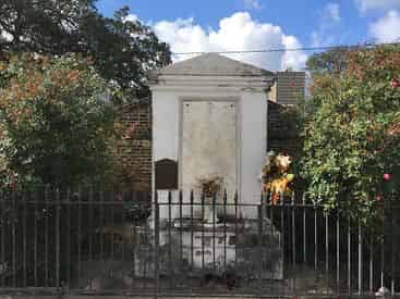 Saint Louis Cemetery #1 Small Group Tour