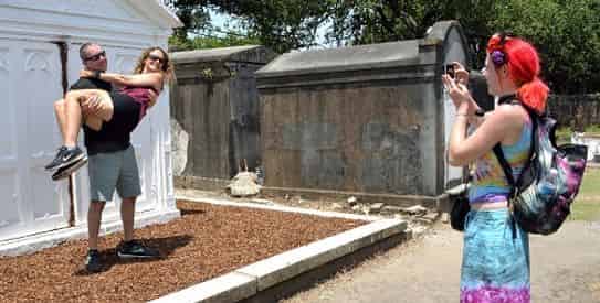Gardens & Graveyards - Garden District & Cemetery Walking Tour