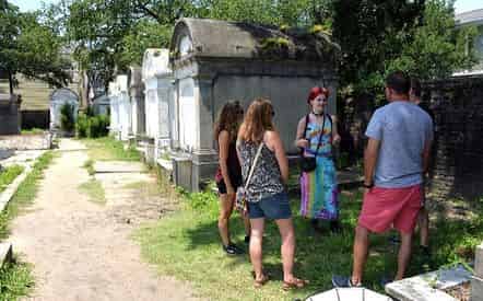 Gardens & Graveyards - Garden District & Cemetery Walking Tour