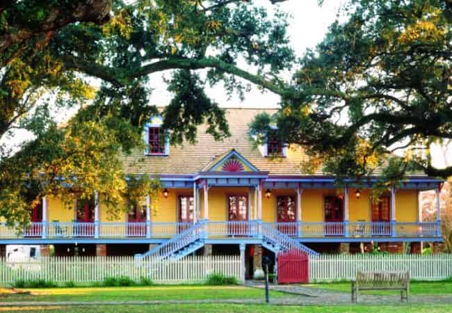 N-awlins-Luxury-Laura-Plantation-Tour-With-Transportation