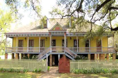 Small Group Tour of Oak Alley & Laura Plantation with Transportation from New Orleans