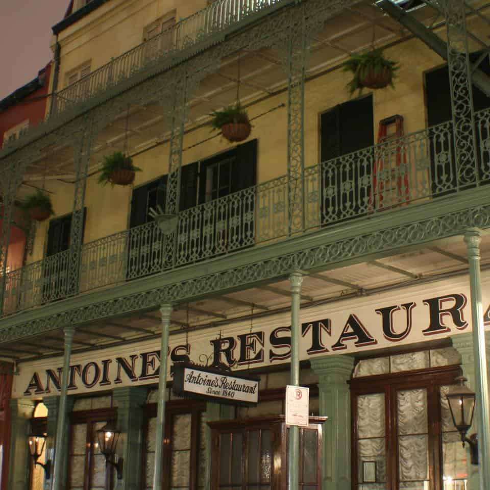 Haunted-Pub-Crawl-by-New-Orleans-Ghost-Adventures