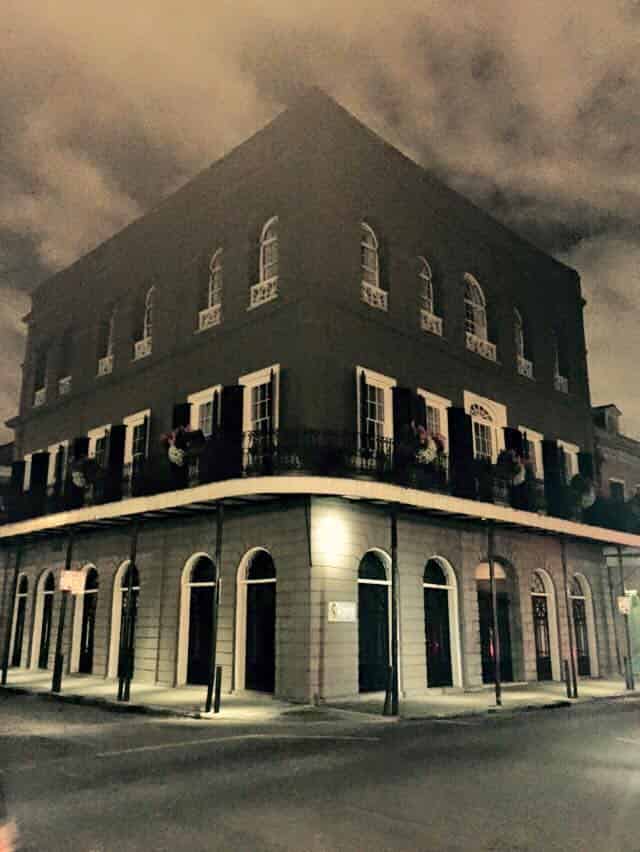 Haunted-Pub-Crawl-by-New-Orleans-Ghost-Adventures