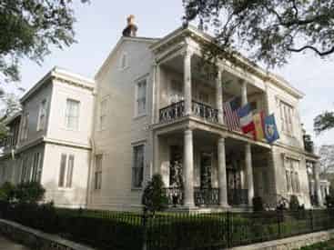 Garden District & Lafayette Cemetery #1 Combo Walking Tour
