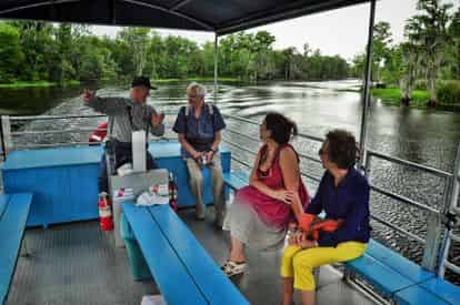 Grand Tour: Two Plantations, Lunch & Covered Swamp Boat Tour with Transportation from New Orleans