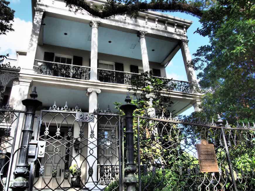 Garden-District-and-Cemetery-Combo-Tour-By-French-Quarter-Phantoms