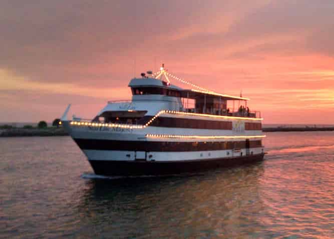 Evening-Yacht-Cruise-on-the-StarLite-Majesty