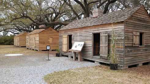 Oak Alley Plantation Tour with Transportation from NOLA Hotels & B&Bs