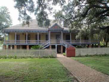Oak Alley & Laura Plantations Combo Tour with Transportation from New Orleans Hotels & B&Bs