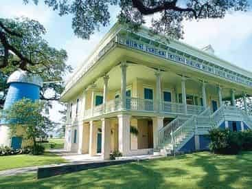 Houmas House & San Francisco Plantation Mansion Tour with Lunch & Transportation from New Orleans