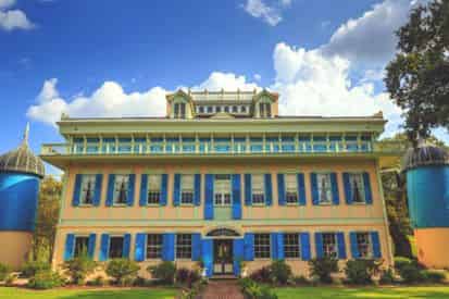 Houmas House & San Francisco Plantation Mansion Tour with Lunch & Transportation from New Orleans