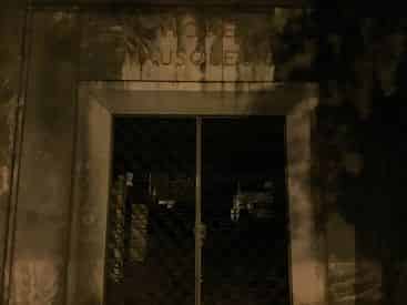 Tableau Tours Cities of the Dead Bus Tour with Tavern Stop