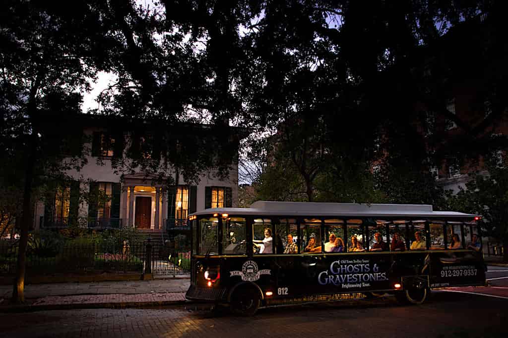 Savannah-Ghosts-and-Gravestones-Trolley-Tour