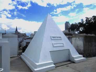 3-in-1 Cemetery, Voodoo & French Quarter Tour