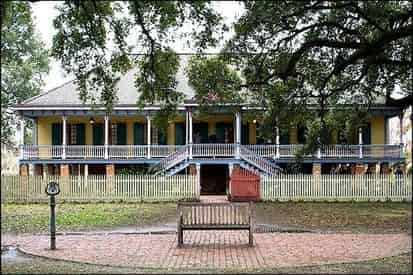 Laura Creole Plantation & Pontoon Swamp Boat Tour with Transportation