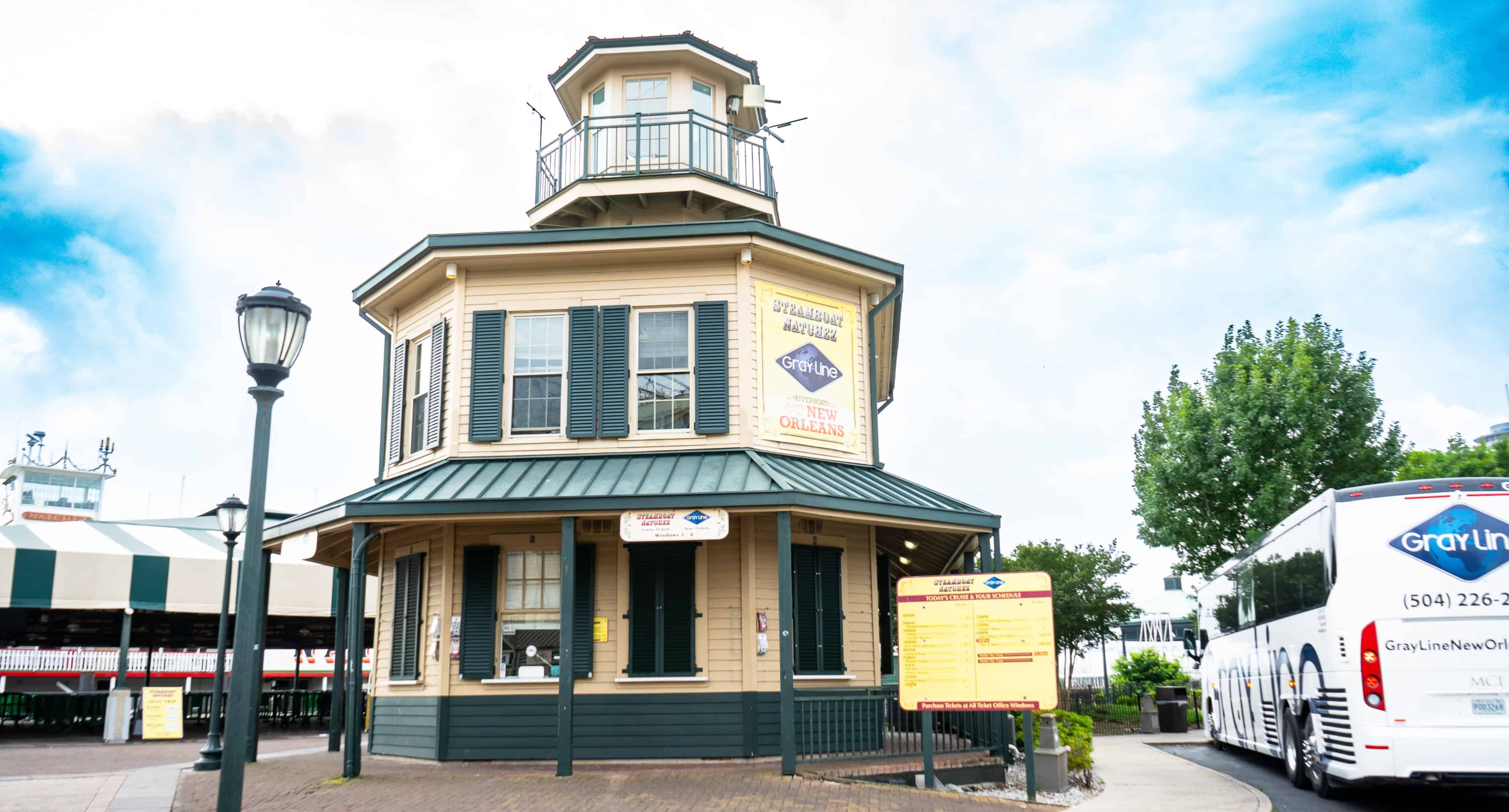 Ghosts-And-Spirits-Night-Time-Walking-Tour-By-Grayline-New-Orleans