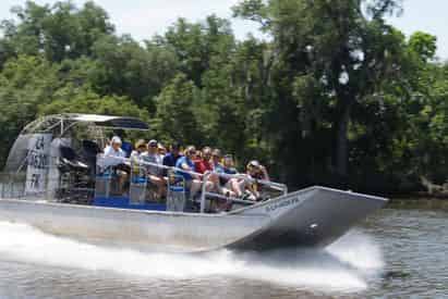 Oak Alley Plantation & Airboat Combo Tour with Transportation from New Orleans