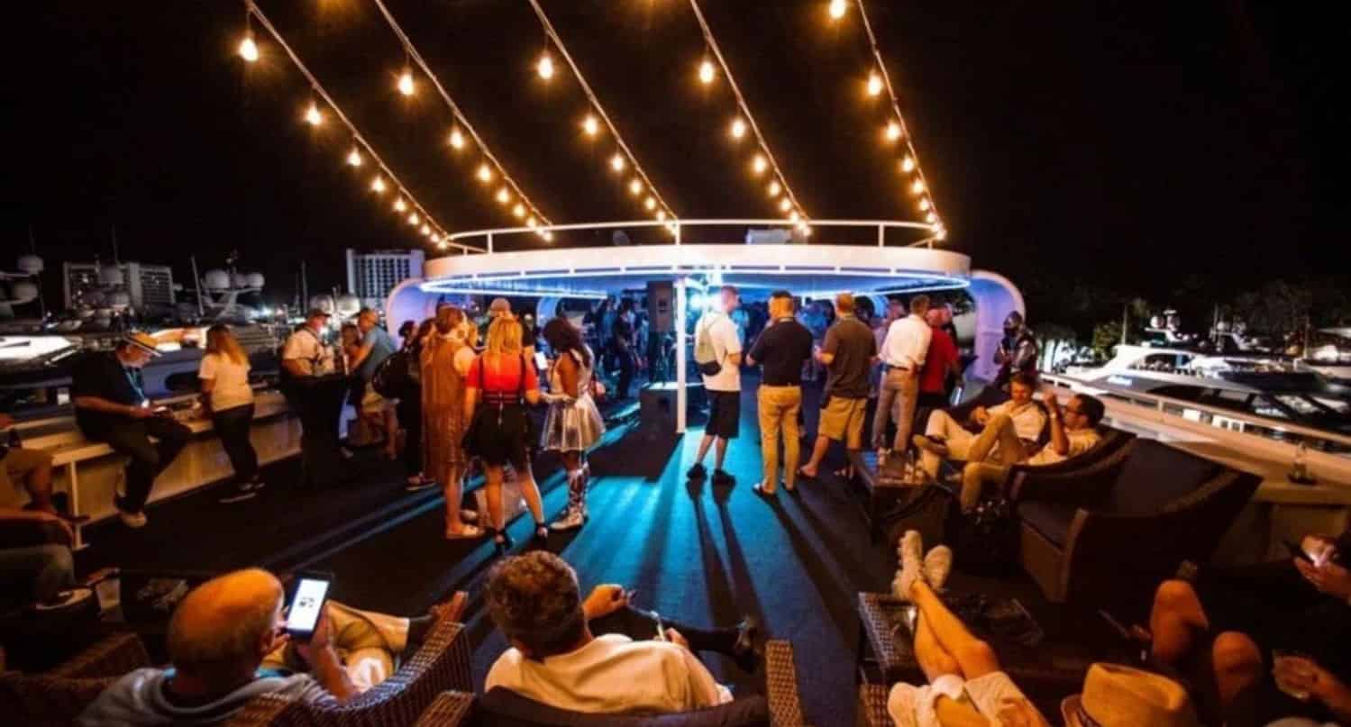 Evening-Yacht-Cruise-on-the-StarLite-Majesty