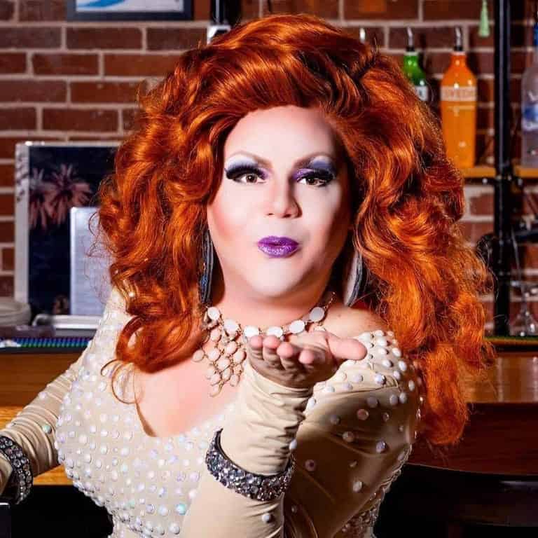 Yes-Queen-Drag-Queen-Pub-Crawl-and-Cabaret
