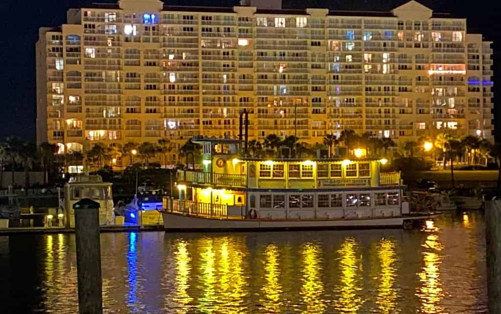 Dinner-Cruise-on-the-Barefoot-Queen