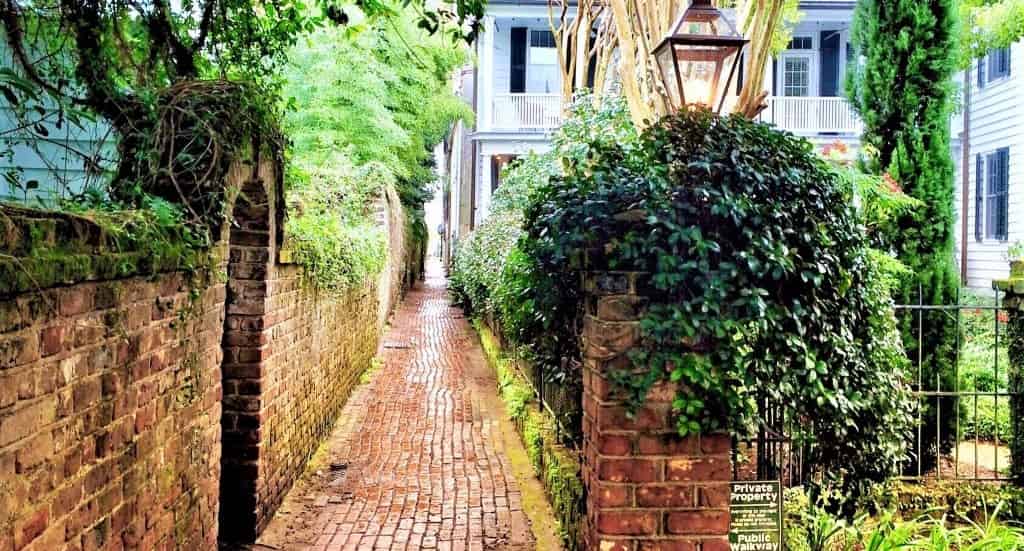 Charlestons-Alleys-and-Hidden-Passages-Walking-Tour