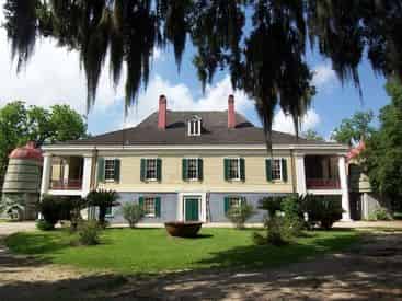 Guided Destrehan Plantation & Swamp Boat Combo with Transportation from New Orleans Hotels