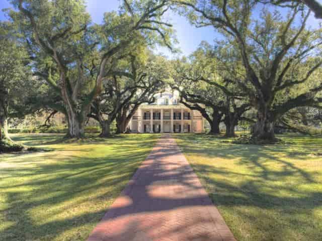 Oak-Alley-Plantation-and-Swamp-Boat-Combo-From-New-Orleans